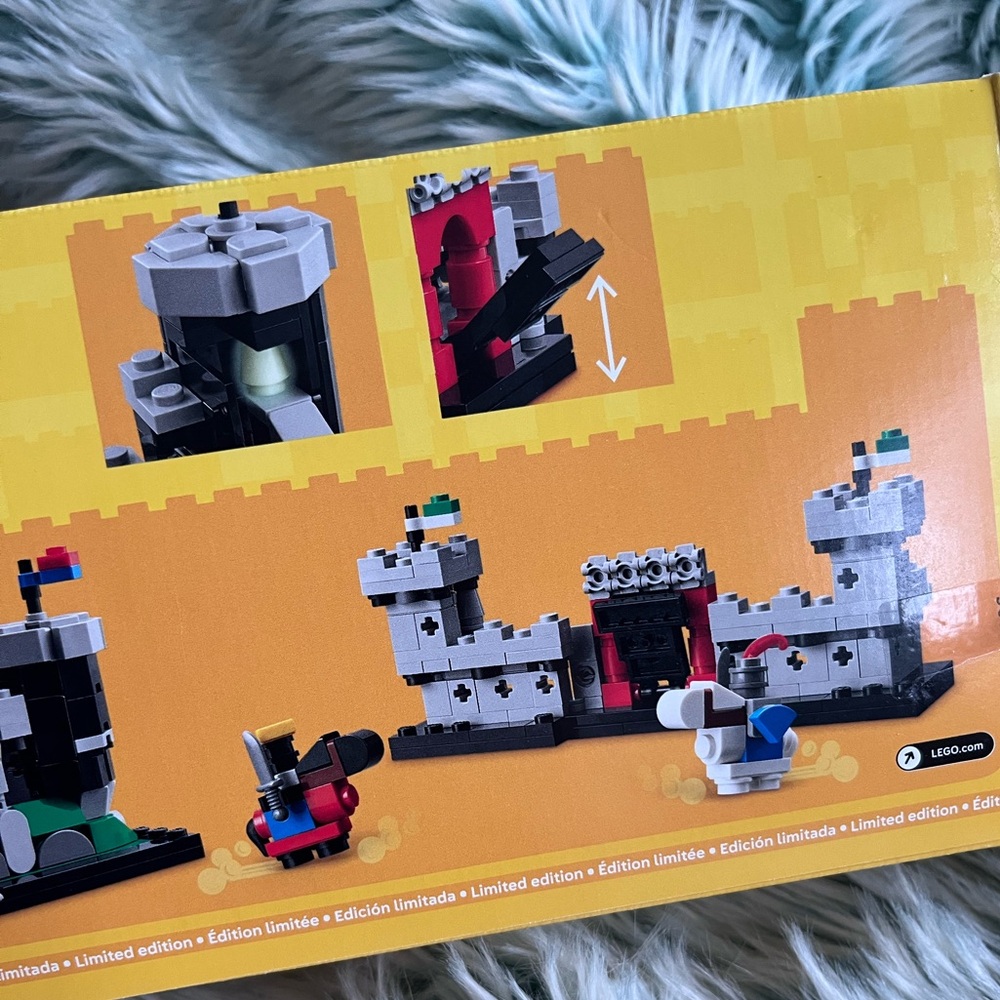 LEGO Mini Knight's Castle Building Set 40775, Limited Edition, 590 Pieces - Picture 5 of 7
